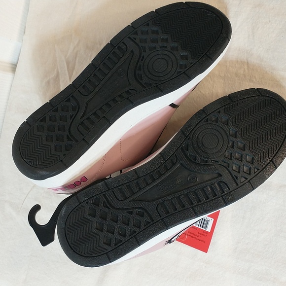 Hello Kitty NWT tennis shoes, sneakers ladies size 9, vegan leather. (F) - Picture 4 of 6